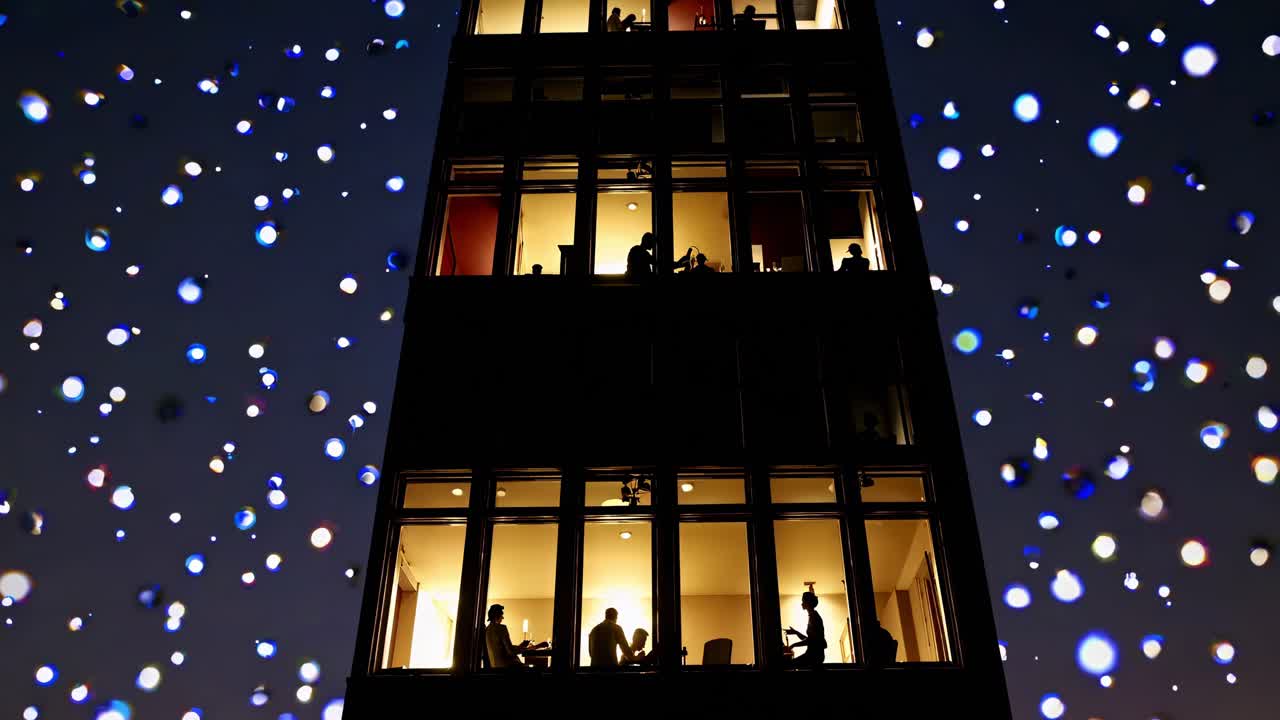 personas comiendo en apartamentos de gran altura por la noche