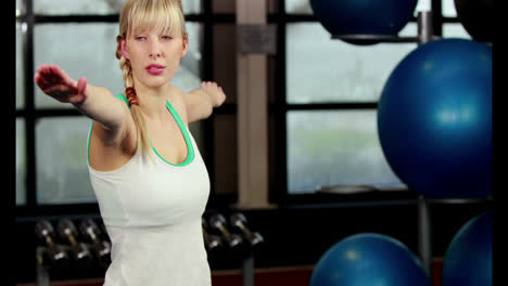 mujer en forma haciendo yoga en el gimnasio