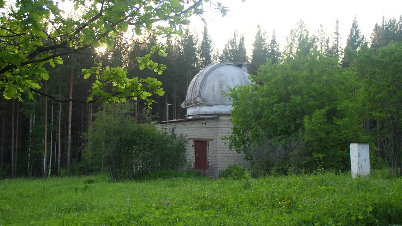 старая обсерватория в лесу