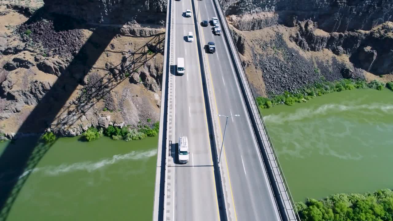 페린 다리의 4k 비행 드론  ⁇ , 1,500 피트 길이의 다리, 트윈 폴스, 아이다호의 스네이크 강을 가로지르는