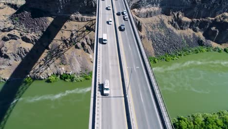 una toma de un dron de 4k sobre el puente perrine, un puente de 1.500 pies de largo, que se extiende sobre el río snake en twin falls, idaho