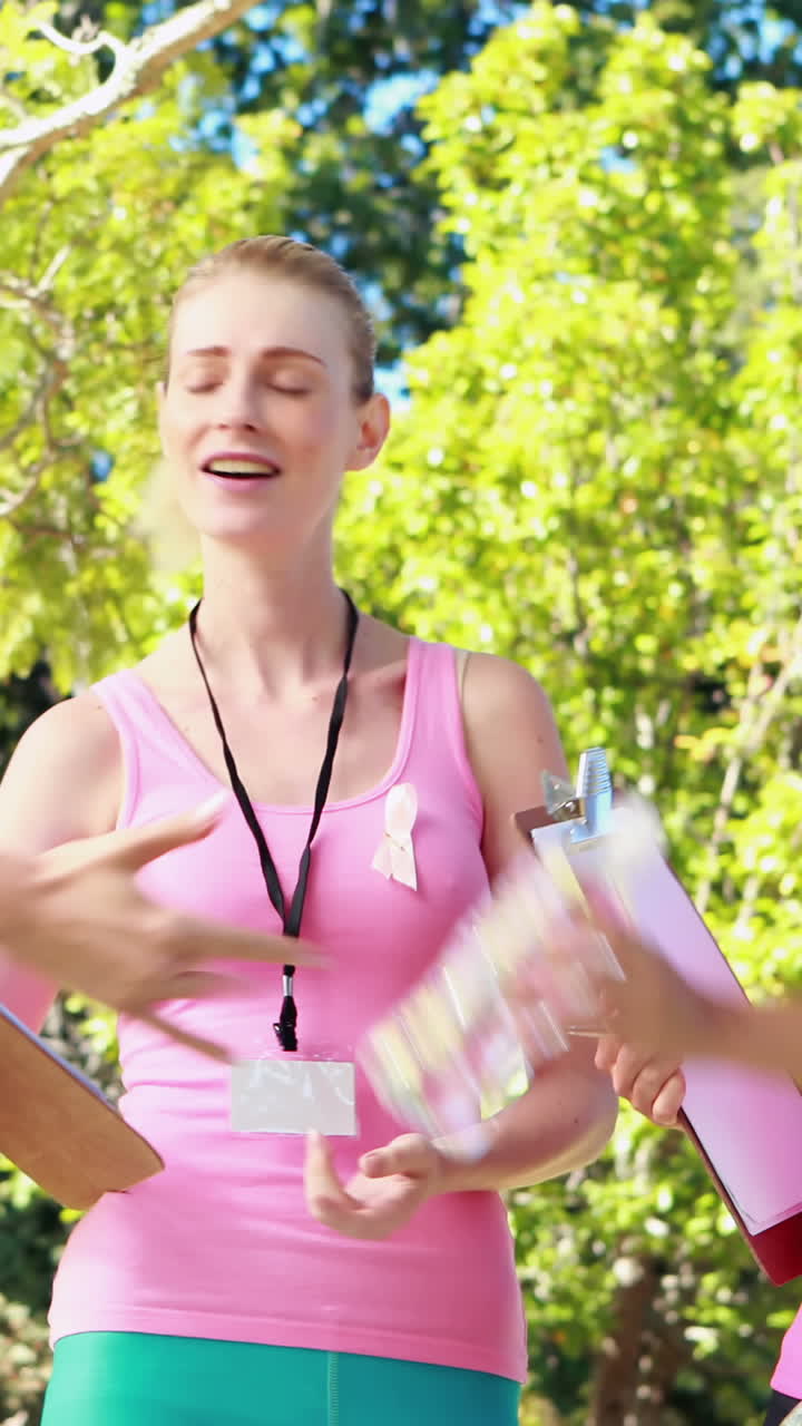 mujeres voluntarias felices interactuando entre sí