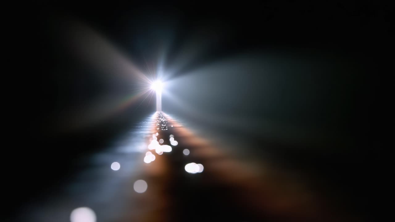 Una luce scintillante nell'oscurità: un viaggio attraverso un percorso enigmatico con raggi luminosi e riflessi scintillanti sulla misteriosa superficie davanti a sé
