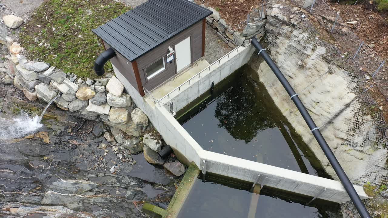 vaksdal norway에 있는 markaani라는 이름의 10gwh 수력 발전소를 위한 작은 흡입 저수지 - 밸브 컨트롤 하우스와 함께 흡입구 위로 공중 비행