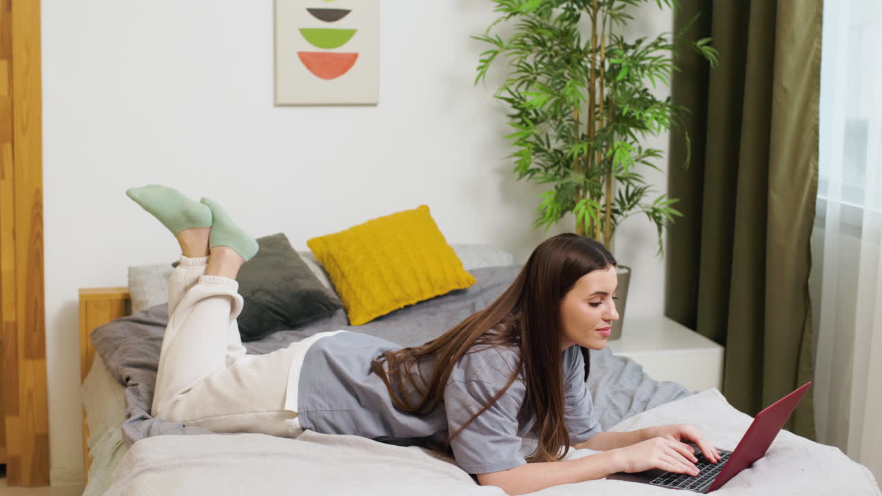 침실에 있는 여자