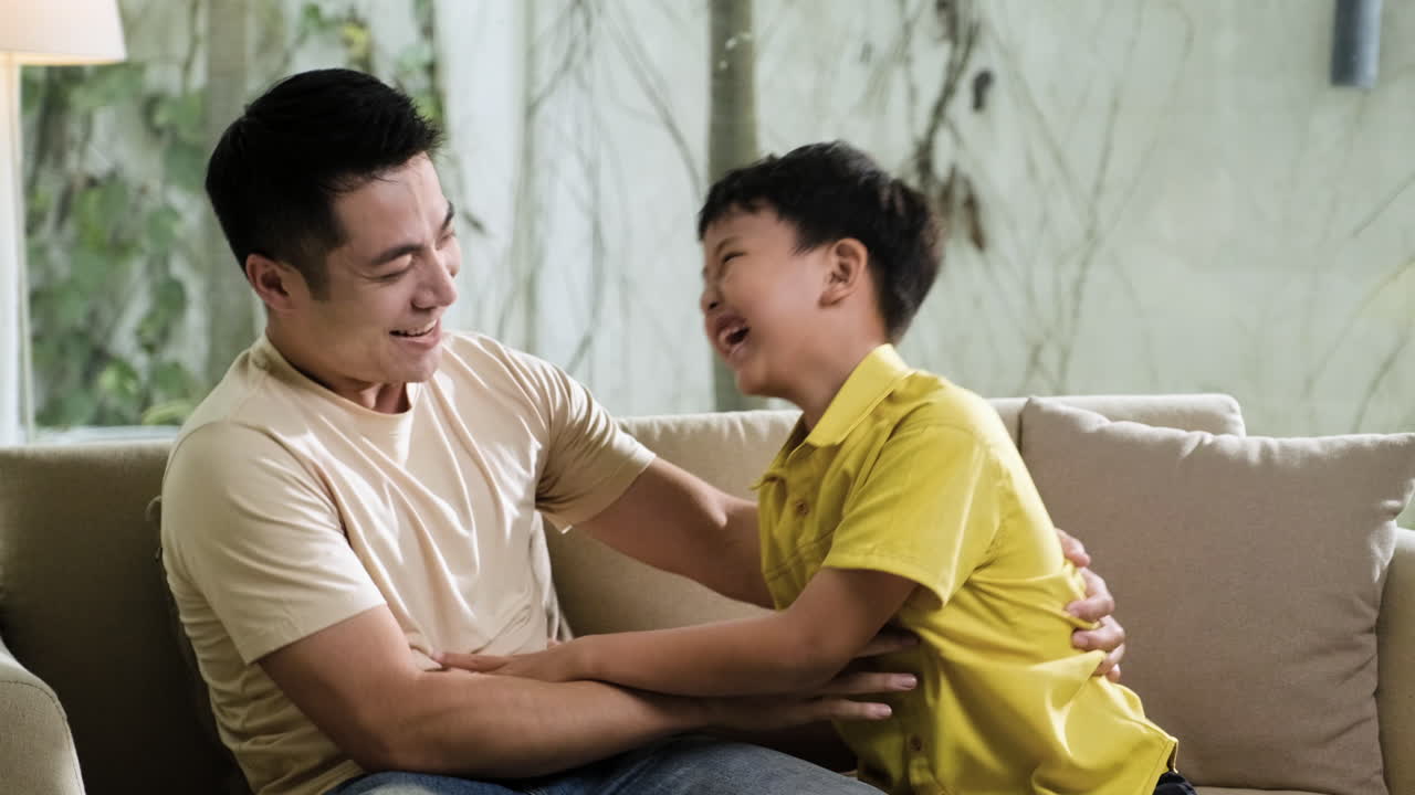 アジア人男性と少年が楽しんでいます