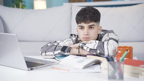 estudiante universitario que no quiere estudiar en casa.