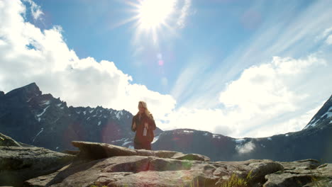 mujer haciendo senderismo en las montañas