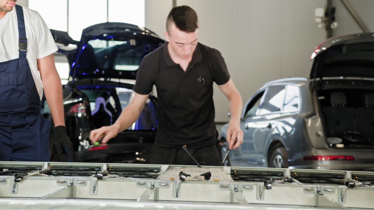 reparación y mantenimiento de automóviles en un taller