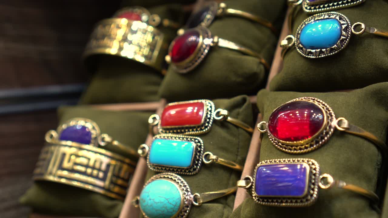 이집트 기념품 반지는 관광객을 위해 판매됩니다.