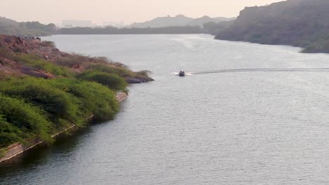 Lancha-Rápida-Corriendo-Rápido-En-El-Lago-En-El-Día-Desde-El-ángulo-Superior-Se-Toma-Un-Video-En-El-Lago-Kaylana-Jodhpur-Rajasthan-India