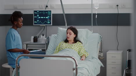 médico afroamericano examinando a una mujer enferma comprobando el oxímetro de pulso