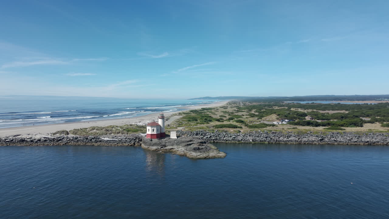 Il faro costiero in una giornata di sole