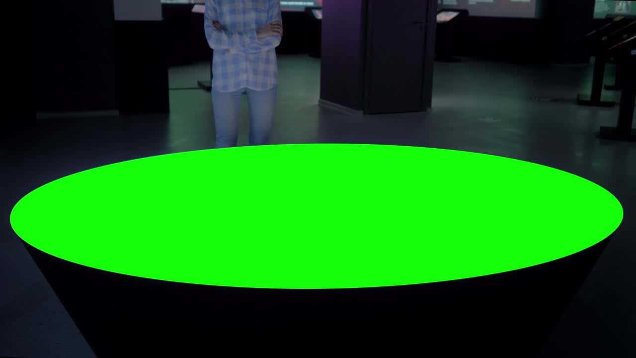mujer mirando una pantalla verde en blanco de un quiosco de mesa redonda - concepto de pantalla verde