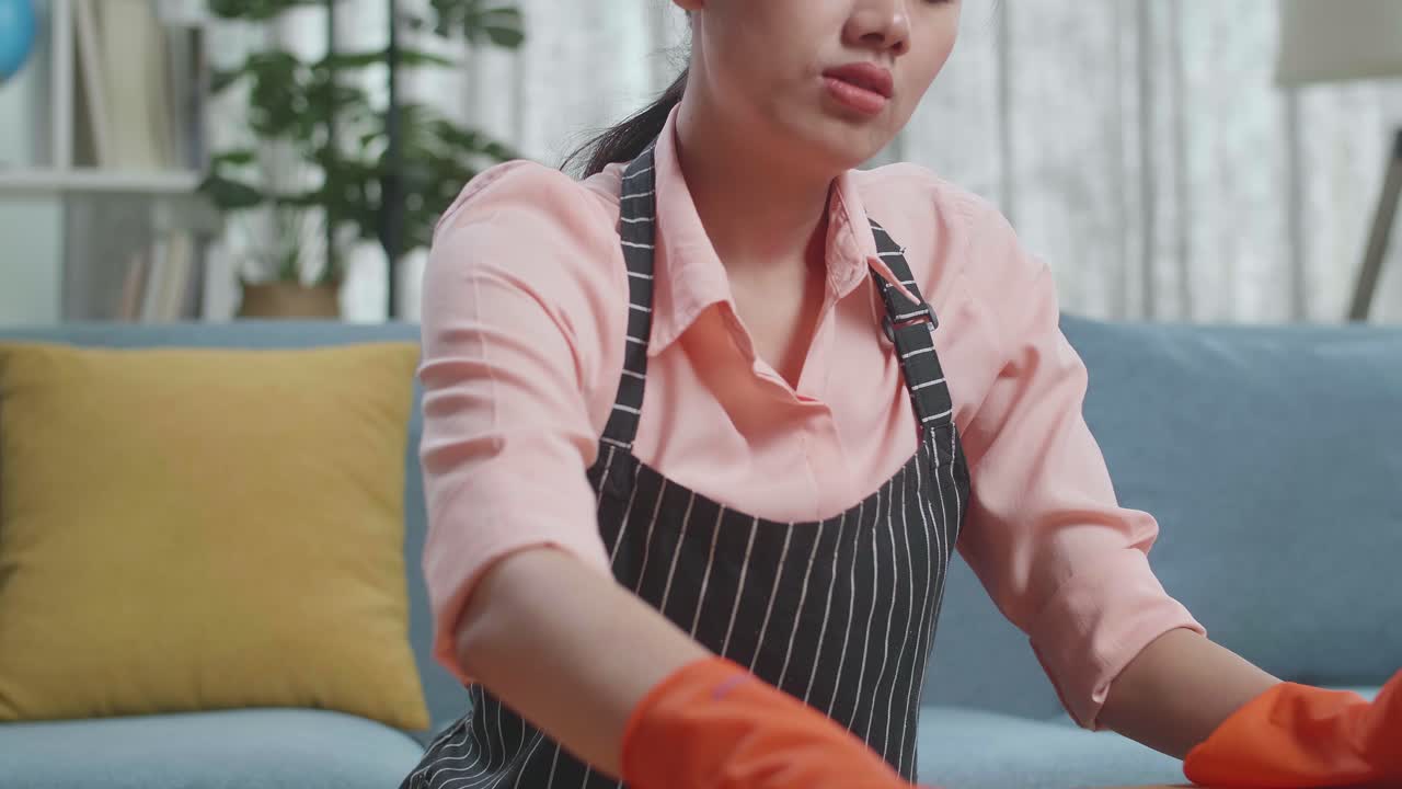 여성이 집안 일을 할 때 통증을 경험합니다.