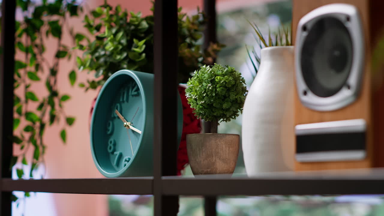 moderno cuarto de apartamento vacío con sillas verdes y abundante luz natural