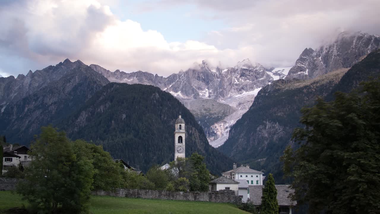 산봉우리가 보이는 이탈리아 국경 근처의 스위스 엥가딘(engadin)에 있는 고산 마을 솔리오(soglio)의 흐린 일몰 시간 경과