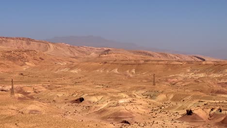 Schwenken-Sie-über-Die-Weite,-Trockene-Sahara-Wüstenlandschaft-Und-Erkunden-Sie-Die-Natur-Marokkos