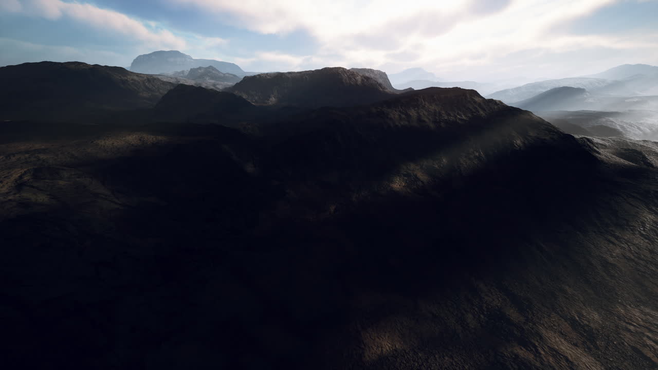 paisaje desértico de las montañas de pamir en la niebla