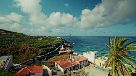 pueblo costero en un entorno tropical