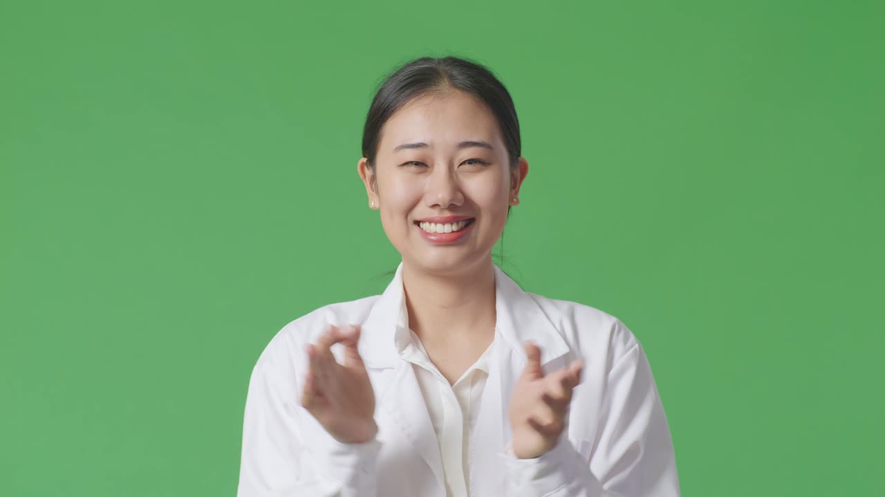 박수를 치는 의사