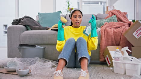 Putzen,-Traurig-Und-Frau-Im-Wohnzimmer