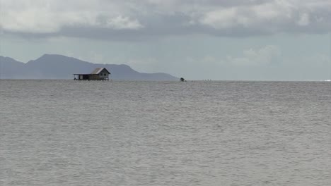 pequeña casa construida sobre el agua, raiatea, polinesia francesa