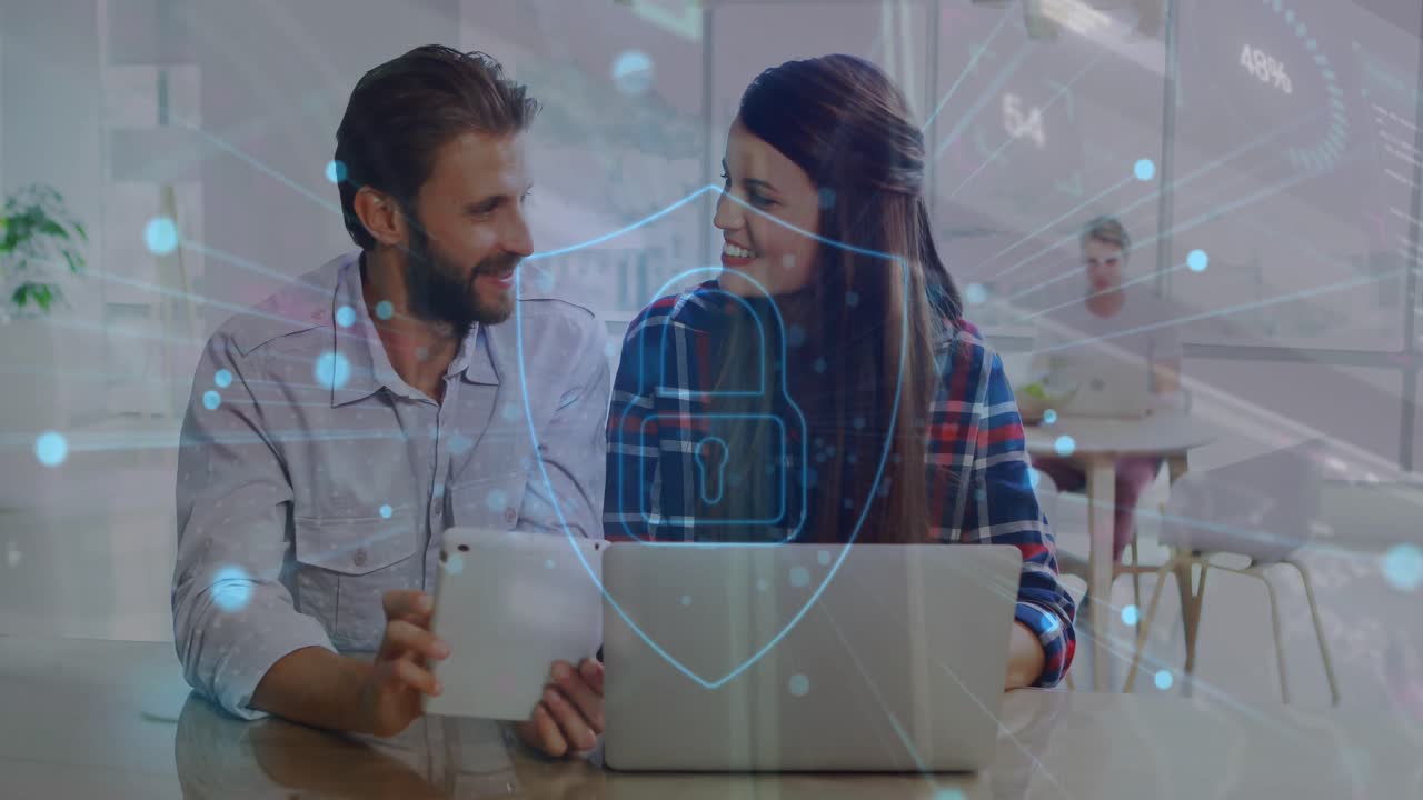animación de puntos alrededor de un candado en el escudo sobre compañeros de trabajo caucásicos discutiendo informes en la oficina