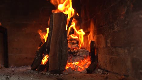las brasas arden con un calor intenso - de cerca
