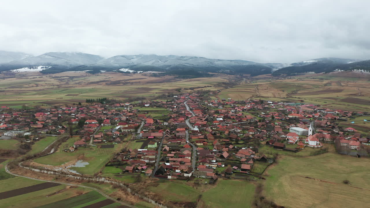 paso elevado sobre casas, edificios de sancraieni, rumania