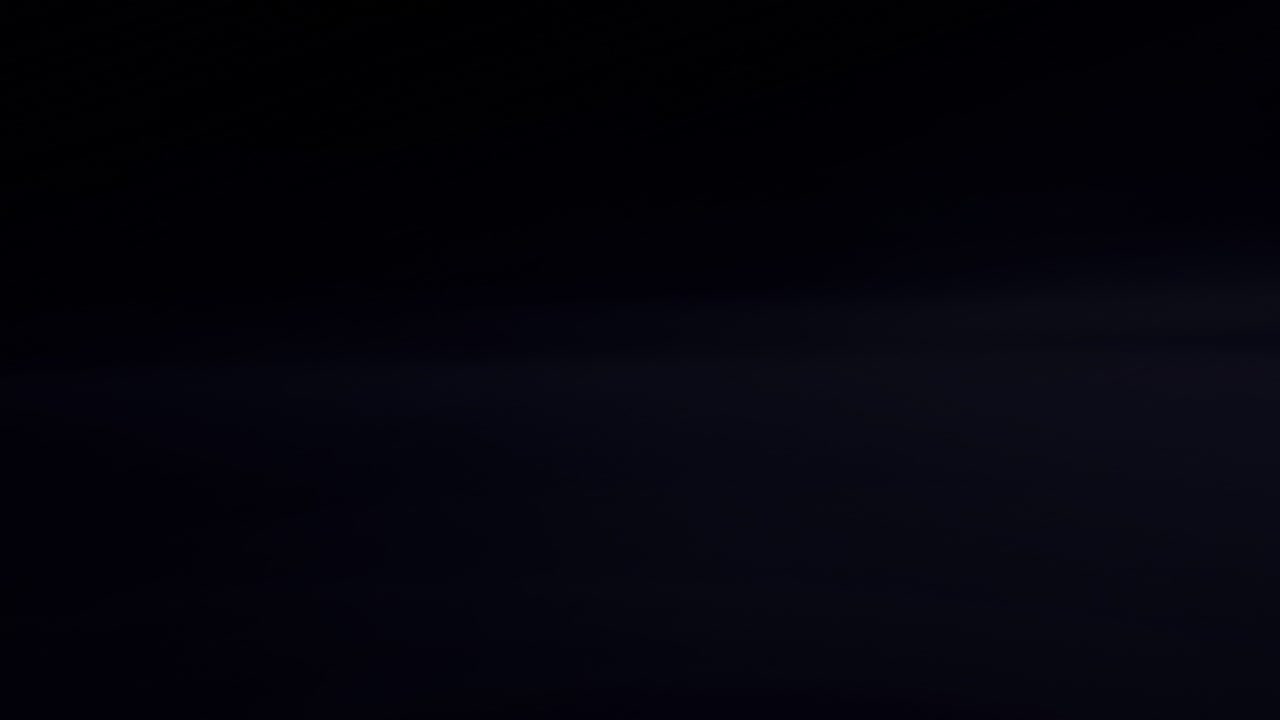 las luces estroboscópicas de la policía, las llamaradas intermitentes, las fugas ópticas brillantes.