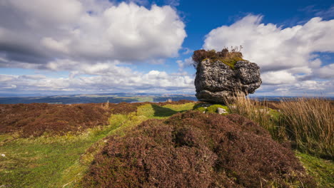 Zeitraffer-Der-Ländlichen-Natur-Moorlandschaft-Mit-Alten-Felsbrocken-Im-Vordergrund-Während-Eines-Sonnigen-Bewölkten-Tages-Von-Carrowkeel-In-Der-Grafschaft-Sligo-In-Irland-Aus-Gesehen