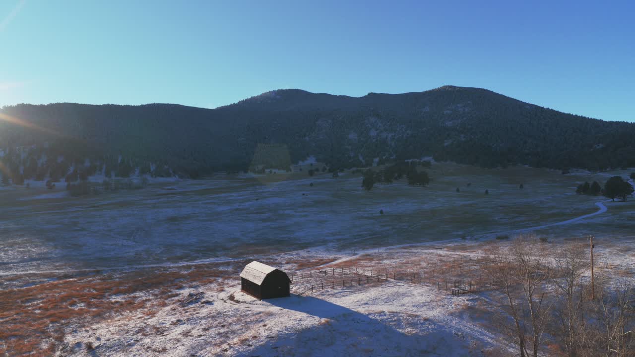 Bergren Peak Elk Meadow Park rød låve åpent arbeidsområde tursti skygge solfylt solnedgang Evergreen Colorado antenne drone blå himmel snødekte fjelloverganger dal skog Front Range Rocky Mountains oppover