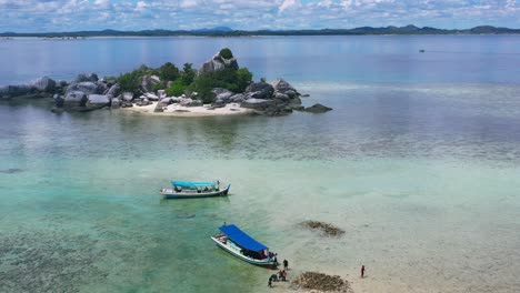 antena de barcos indonesios tradicionales anclados en marea baja en la isla lengkuas en belitung