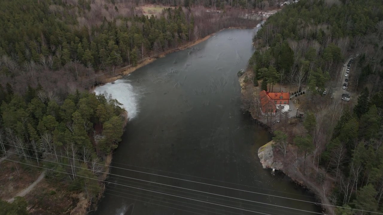 Sulava ilmakuva pienestä jäätyneestä järvestä Ruotsissa