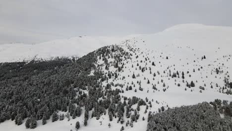 Beautiful-Snowy-Dolomite-Mountains-in-the-middle-of-the-Italian-Alps-in-Winter