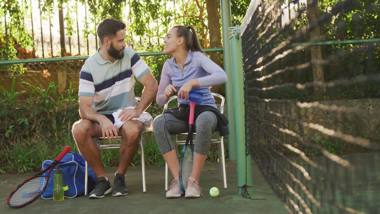 video de una feliz pareja caucásica en la corte