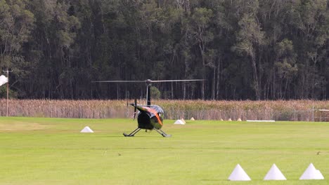 helicóptero que realiza maniobras de vuelo en campo abierto