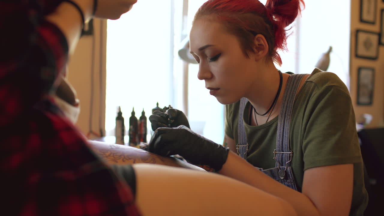 татуировщик на работе