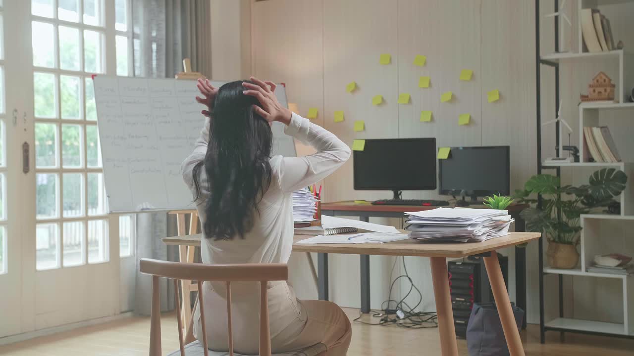 가정 사무실에서 작업 부하로 스트레스를 받는 여성