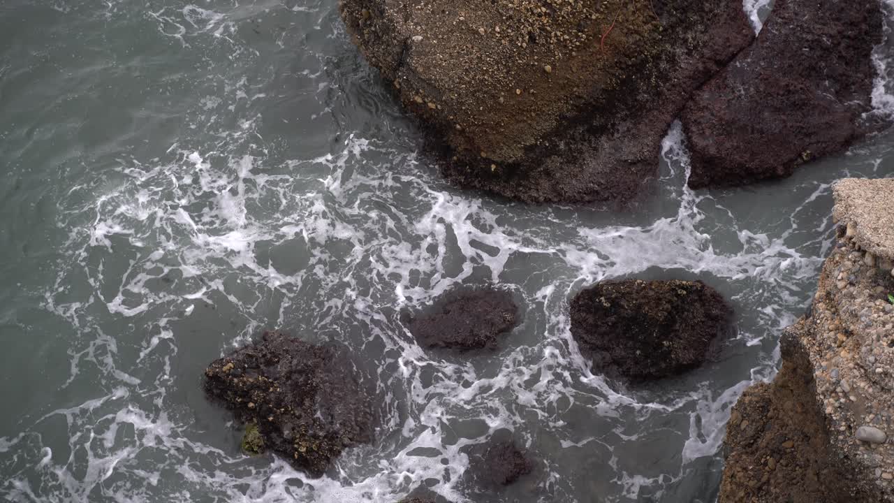 Veduta dall'alto dell'oceano con rocce e onde che si infrangono