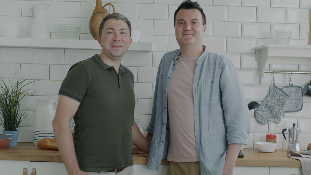 una pareja gay feliz en la cocina.