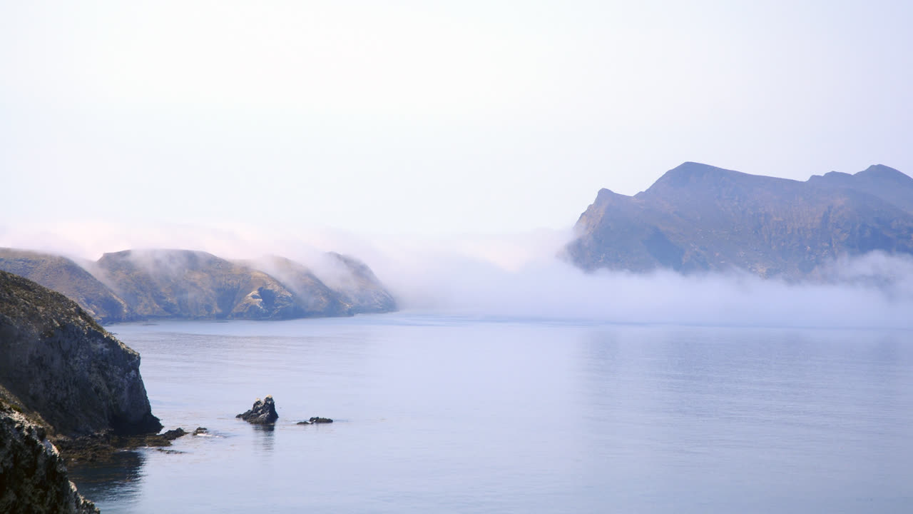 남부 캘리포니아의 채널 제도 위로 흐르는 구름의 저속 촬영