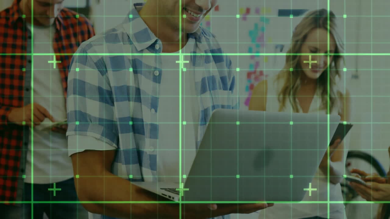 cuadrícula y animación de puntos de datos sobre personas que trabajan con computadora portátil en la oficina