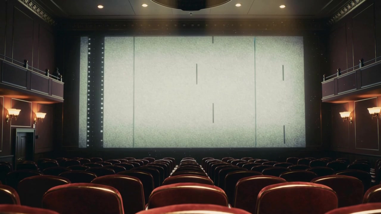 プロジェクターがちらついた後にカメラが引き、映画館のスクリーンに映るヴィンテージのリーダー映像と誰もいない座席列を映し出す