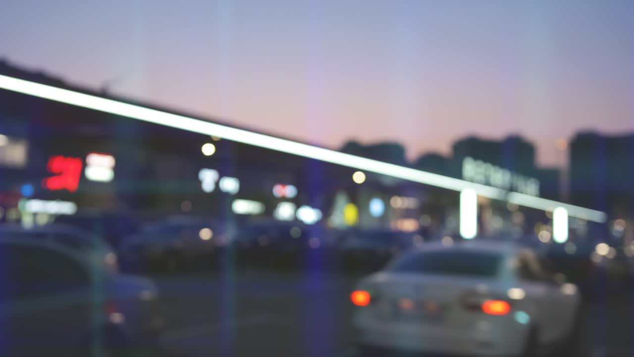 desenfocamiento de movimiento de las luces de la ciudad con capa holográfica