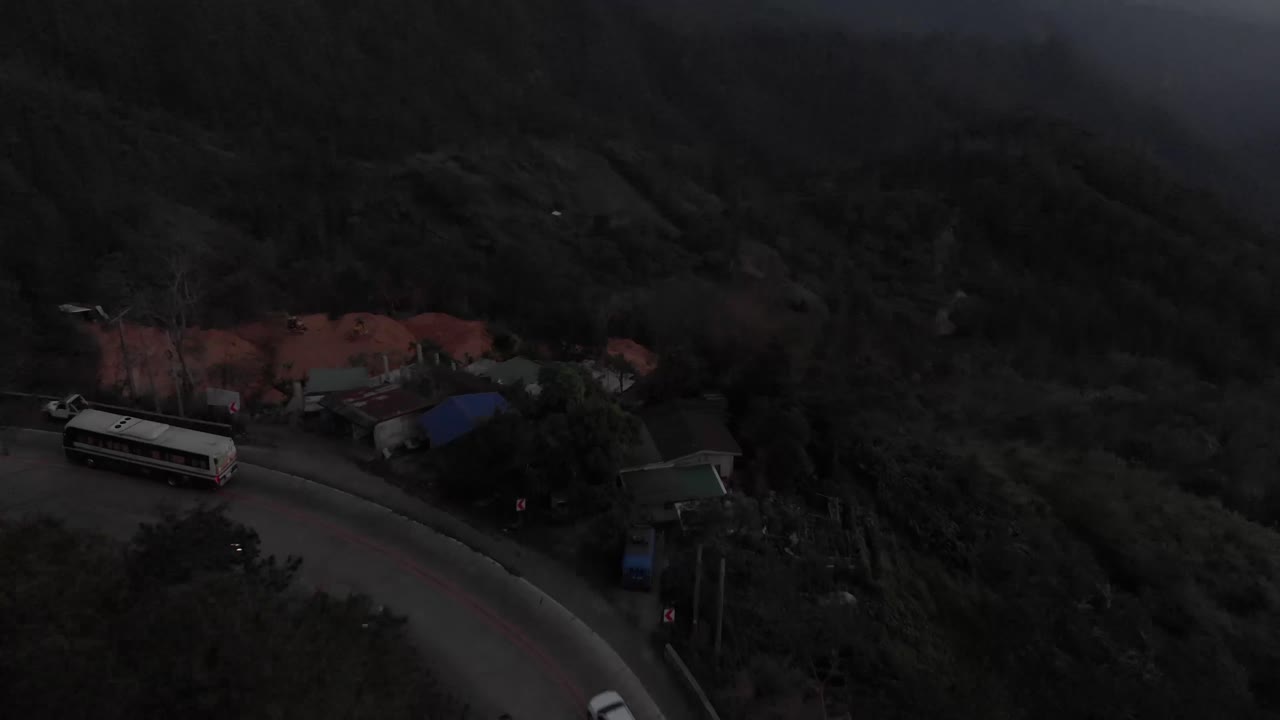 필리핀 바기오 시로 굽이치는 고속도로의 공중 4k 드론 샷 공개