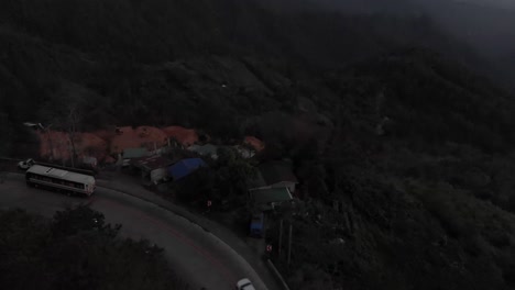 revelando toma aérea de drones 4k de la curva de la carretera a la ciudad de baguio en filipinas