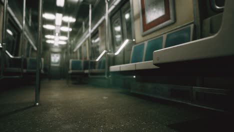 el vagón del metro en ee.uu. está vacío debido a la epidemia de coronavirus covid-19