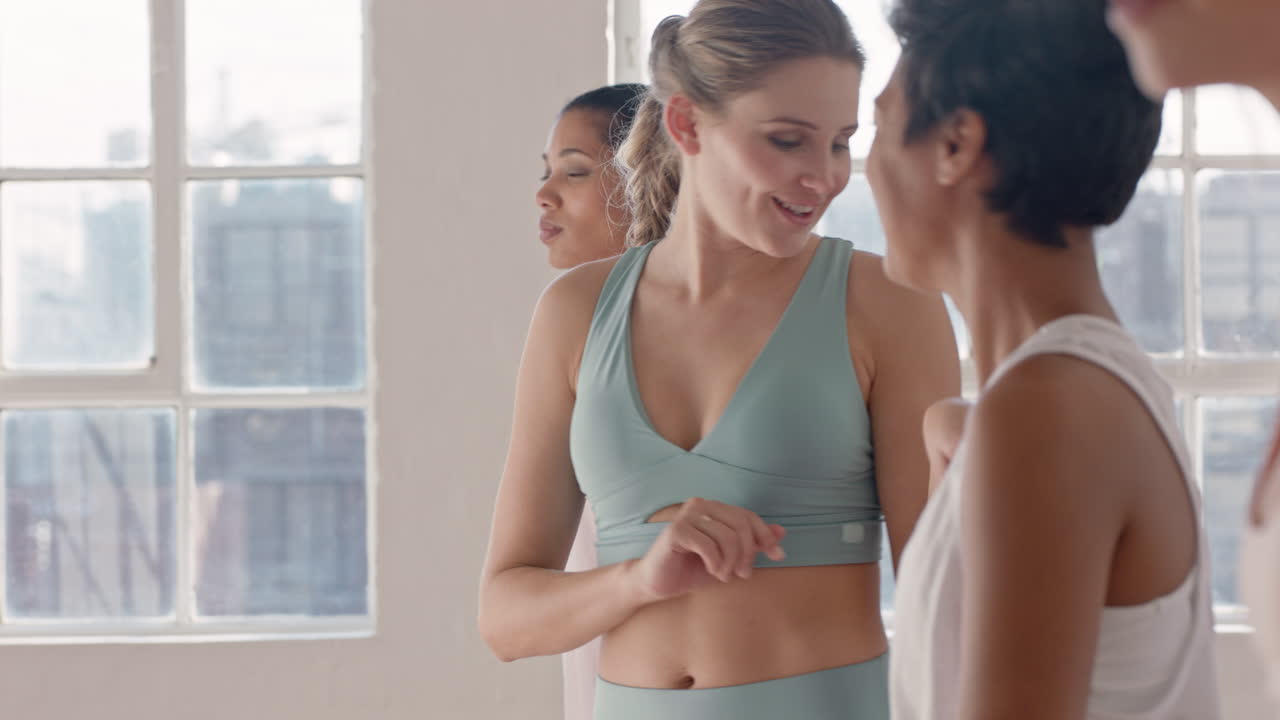 요가 수업 다인종 여성 그룹은 일출 때 피트니스 스튜디오에서 운동할 준비가 되어 있는 라이프스타일을 공유하면서 대화를 나누고 있습니다.